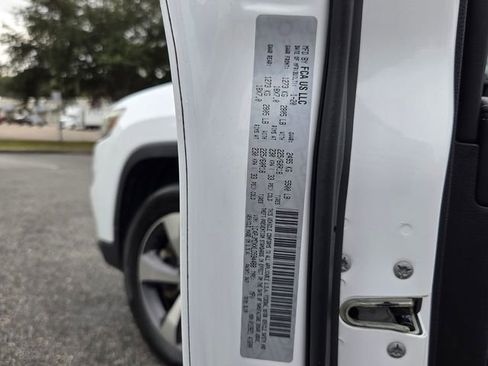 Used 2020 Jeep Cherokee Limited image 22