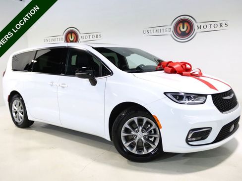 Used 2026 Chrysler Pacifica Limited FWD image 1