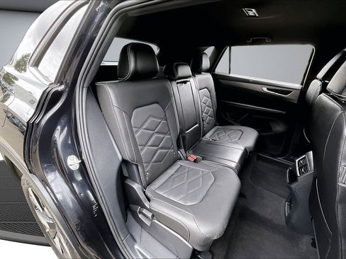 Used 2025 Volkswagen Atlas Cross Sport SE FWD image 25