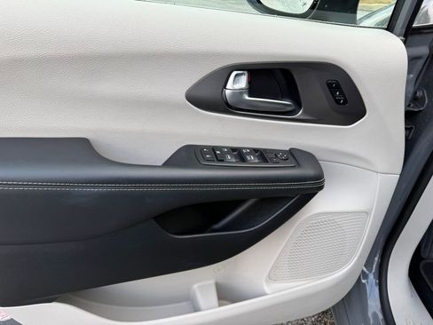 Used 2023 Chrysler Pacifica Touring-L image 10