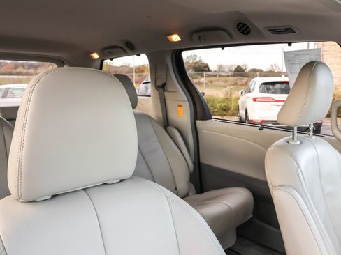 Used 2014 Toyota Sienna XLE image 34
