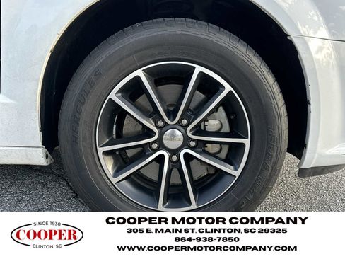 Used 2018 Dodge Grand Caravan SE image 12