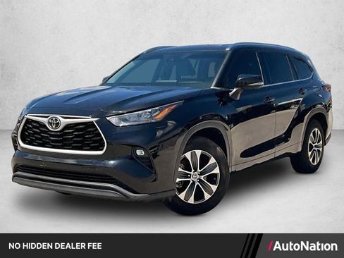 Used 2020 Toyota Highlander XLE FWD image 1