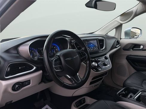 Used 2020 Chrysler Pacifica Touring-L FWD image 10