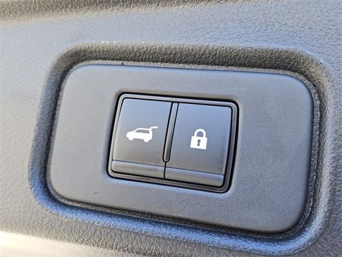 Used 2025 Nissan Pathfinder SV image 12