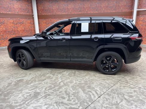 Used 2023 Jeep Grand Cherokee Altitude image 2