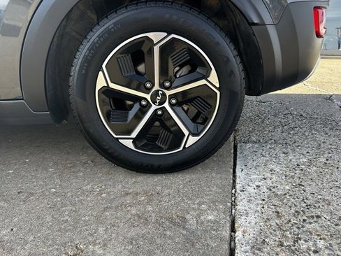 Used 2023 Kia Niro EX image 10