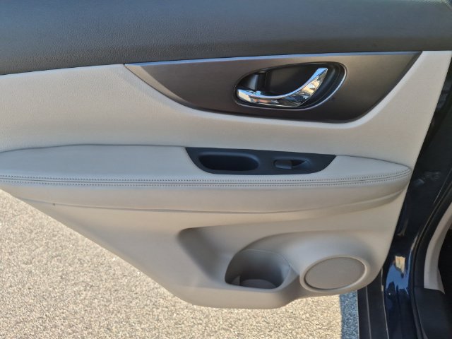 Used 2016 Nissan Rogue SV w/ SV Premium Package FWD image 26