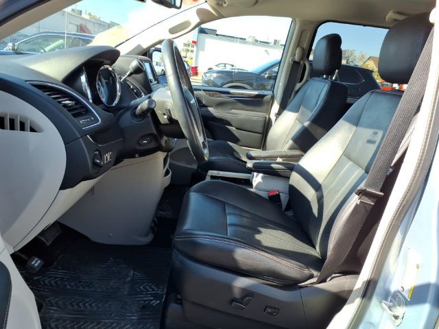 Used 2013 Chrysler Town & Country Touring-L w/ Driver Convenience Group FWD image 18