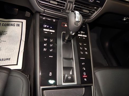 Used 2022 Porsche Macan Base image 21