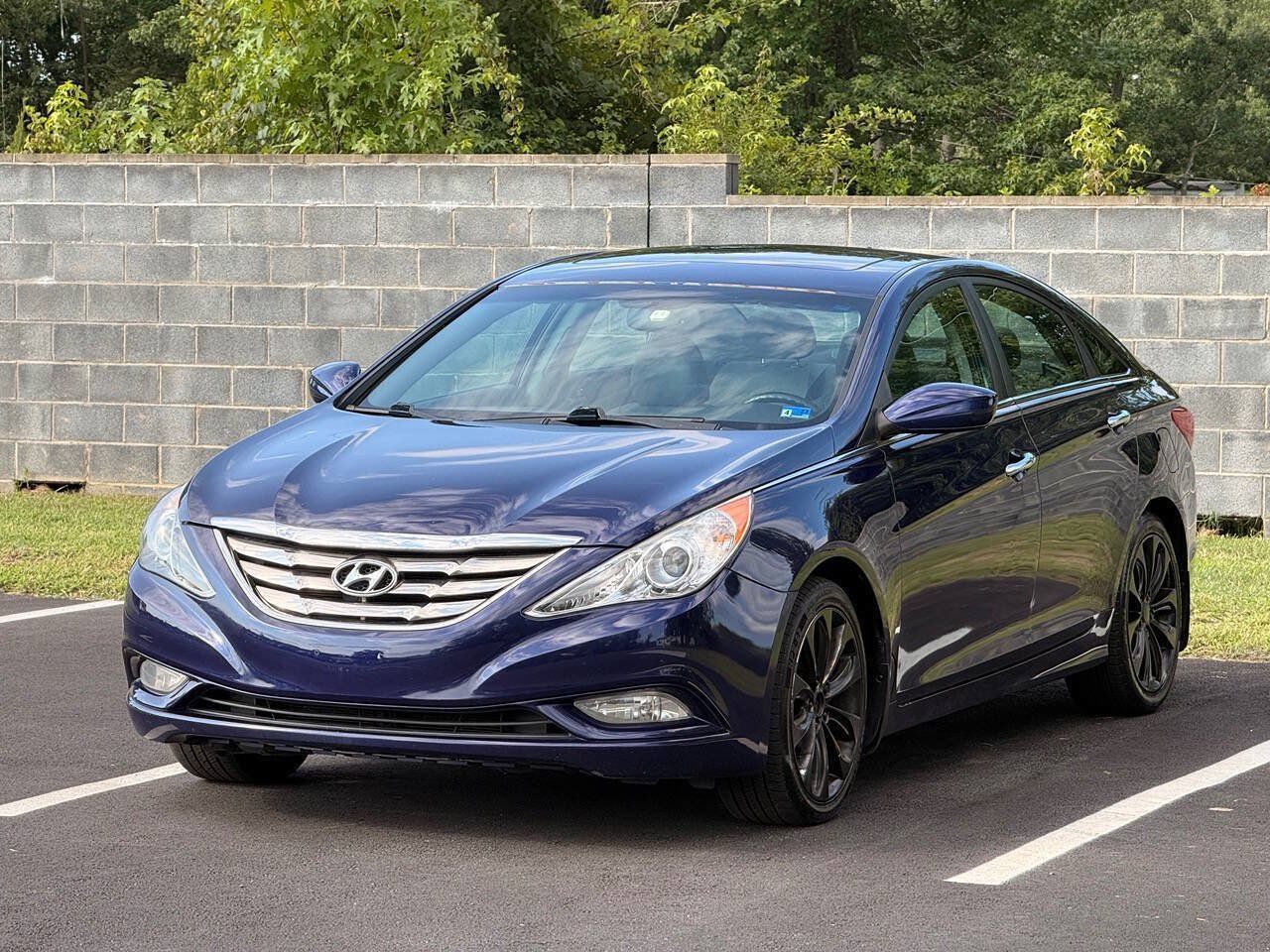 Used 2011 Hyundai Sonata SE w/ Navigation & Sunroof Pkg 4 FWD image 3