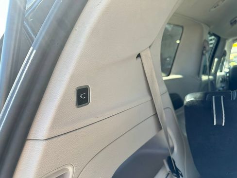 Used 2023 Chrysler Pacifica Touring-L FWD image 10