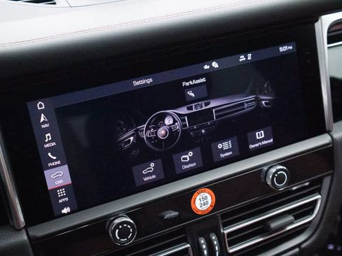 Certified 2025 Porsche Macan image 15