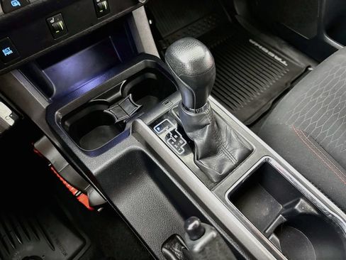 Used 2016 Toyota Tacoma SR5 w/ SR5 Appearance Package (SN) AWD/4WD image 19