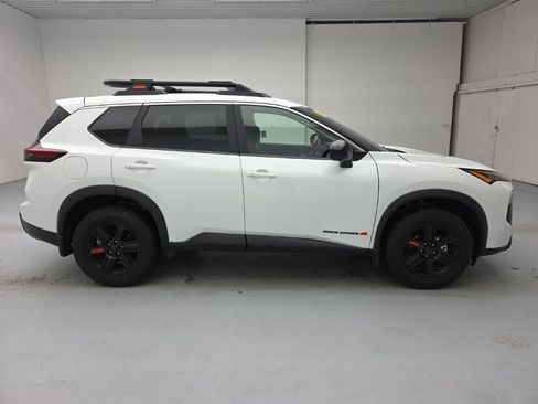 Used 2025 Nissan Rogue SV image 12