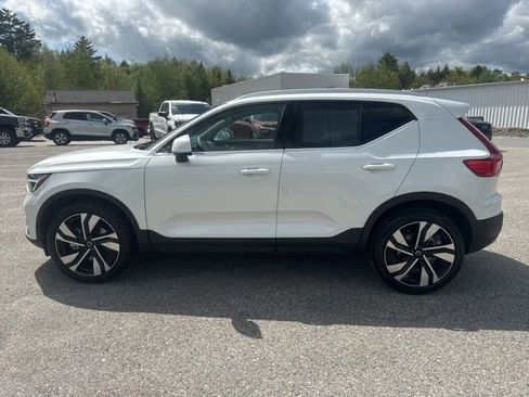 Used 2023 Volvo XC40 B5 Plus w/ Climate Package AWD/4WD image 3