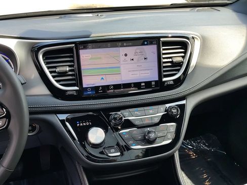 Used 2024 Chrysler Pacifica Premium FWD image 44