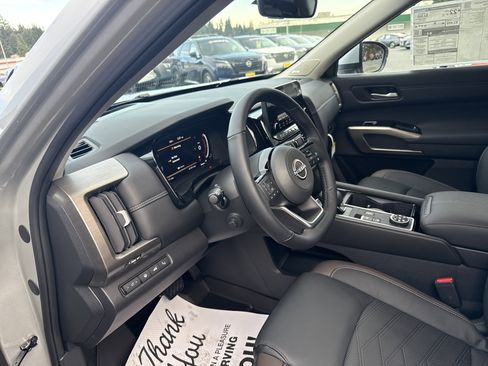 New 2025 Nissan Pathfinder Platinum image 13