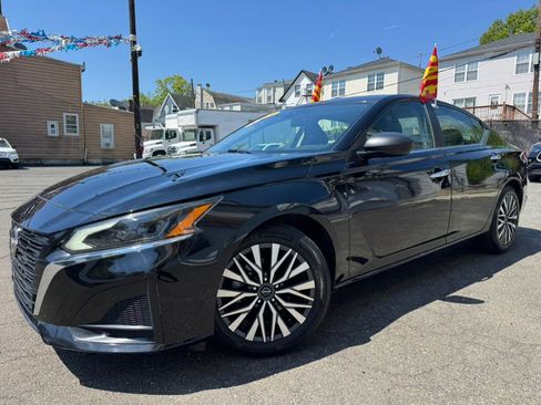 Used 2024 Nissan Altima 2.5 SV FWD image 2