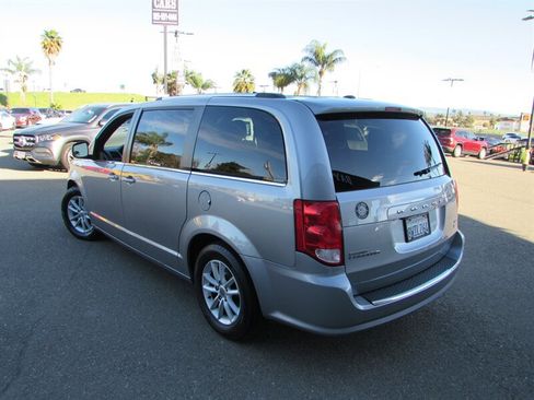 Used 2019 Dodge Grand Caravan SXT image 3