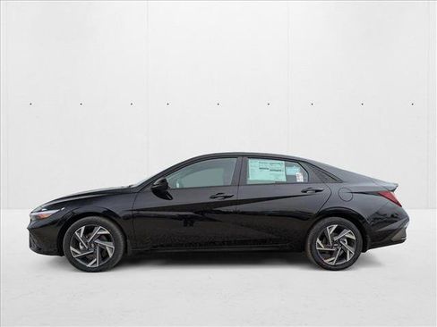 New 2025 Hyundai Elantra SEL image 5