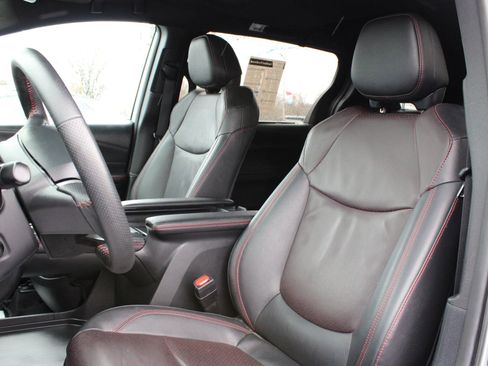 Used 2025 Toyota Sienna XSE w/ XSE Premium Package image 14