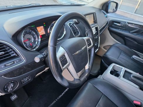 Used 2016 Chrysler Town & Country Touring FWD image 11
