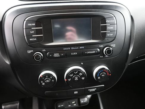 Used 2015 Kia Soul + image 20