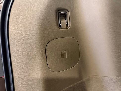 Used 2012 Hyundai Veracruz Limited w/ Entertainment Pkg image 19