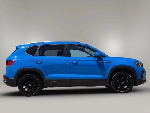Used 2022 Volkswagen Taos SE w/ Panoramic Sunroof Package FWD image 7