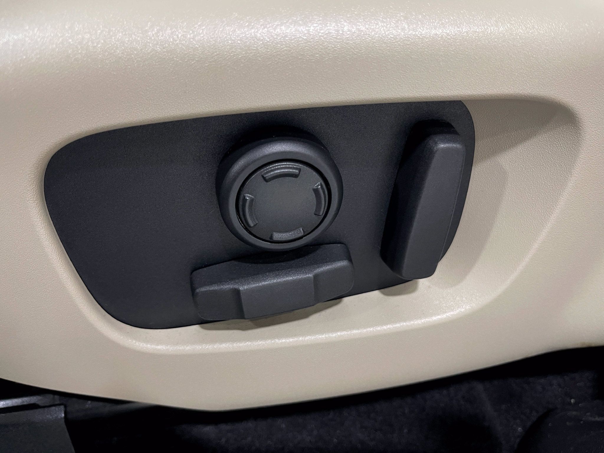 Used 2018 Land Rover Discovery HSE AWD/4WD image 17