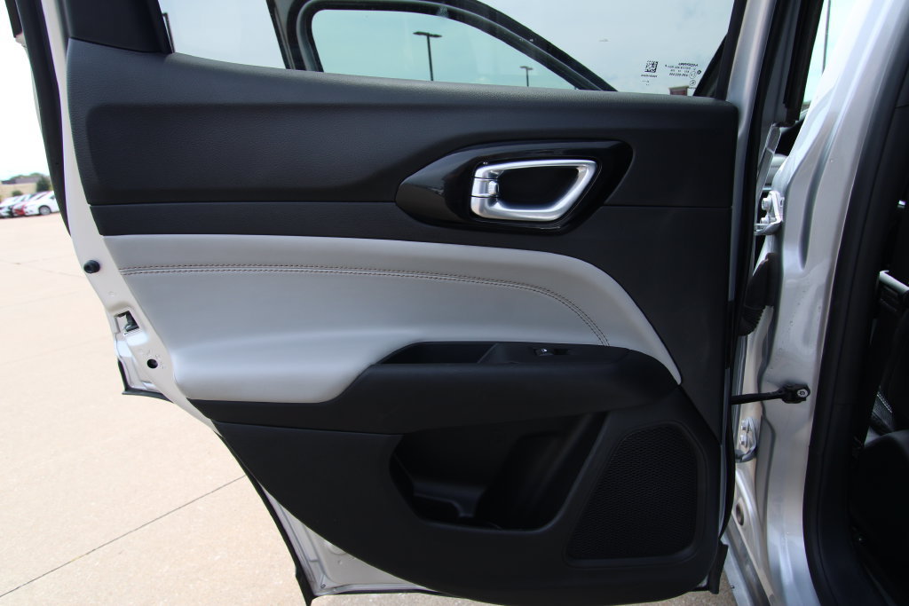 Used 2025 Jeep Compass Limited AWD/4WD image 37