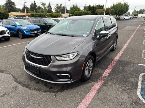 Used 2022 Chrysler Pacifica Limited FWD image 3