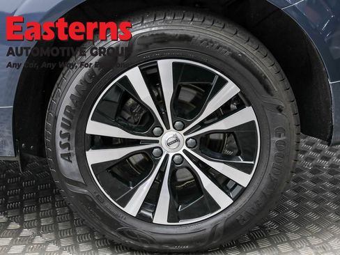 Used 2023 Volvo XC60 B5 Core image 8