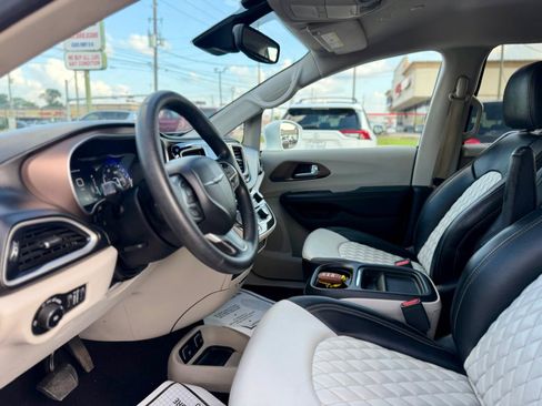 Used 2019 Chrysler Pacifica Touring Plus w/ Advanced Safetytec Group FWD image 23