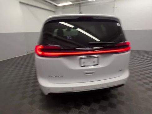 Used 2023 Chrysler Pacifica Touring-L image 4