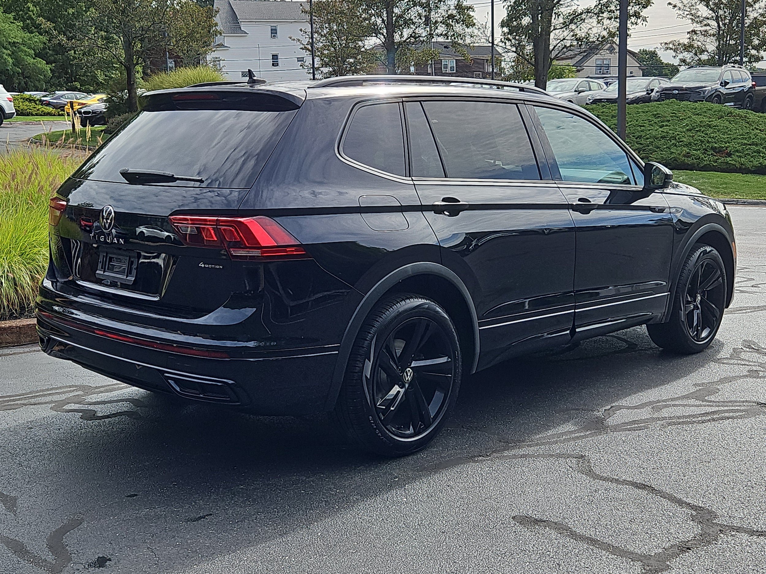 Used 2023 Volkswagen Tiguan SE R-Line AWD/4WD image 2
