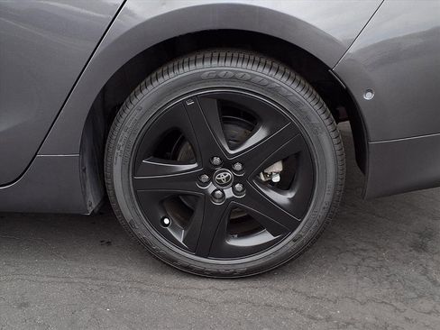 Certified 2018 Toyota Prius Three Touring image 4