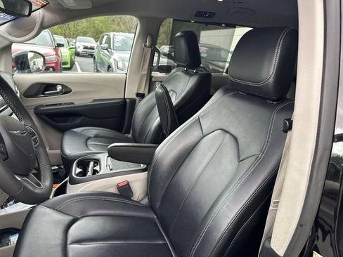 Used 2024 Chrysler Pacifica Touring-L FWD image 15