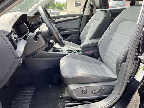 Used 2025 Volkswagen Jetta SE FWD image 16