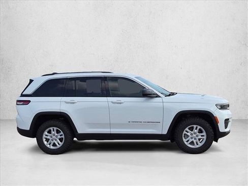 Used 2023 Jeep Grand Cherokee Laredo RWD image 4