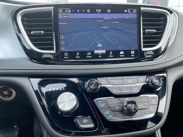 Used 2026 Chrysler Pacifica Limited FWD image 22