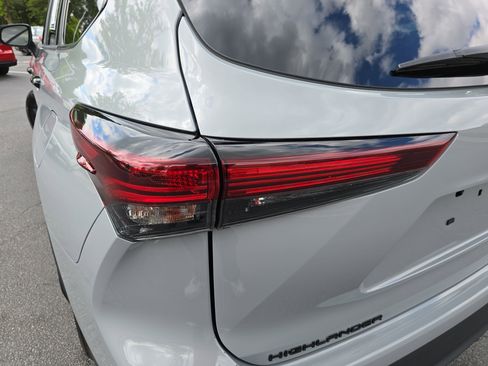Used 2024 Toyota Highlander LE FWD image 37