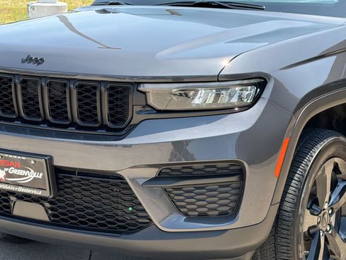 Used 2025 Jeep Grand Cherokee Altitude w/ Trailer Tow Package AWD/4WD image 12
