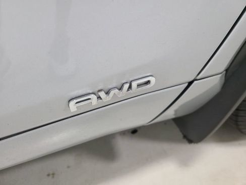 Used 2022 Toyota Highlander XLE AWD/4WD image 11
