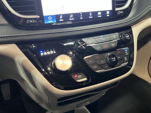 Used 2024 Chrysler Pacifica Select image 22