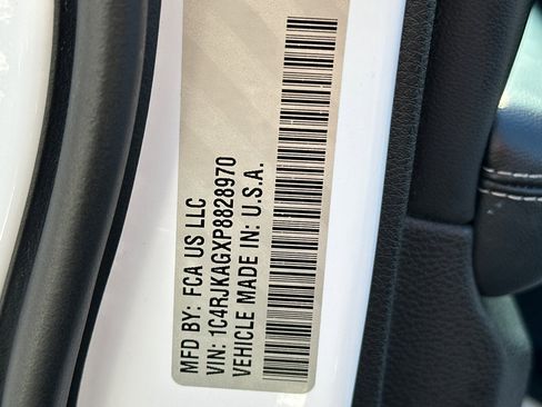 Used 2023 Jeep Grand Cherokee L Laredo image 30