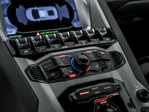 Used 2018 Lamborghini Aventador S image 40