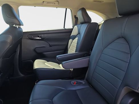 Used 2020 Toyota Highlander XLE AWD/4WD image 18