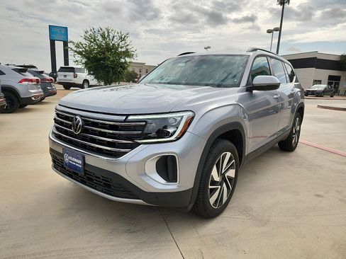 Used 2025 Volkswagen Atlas SE FWD image 3